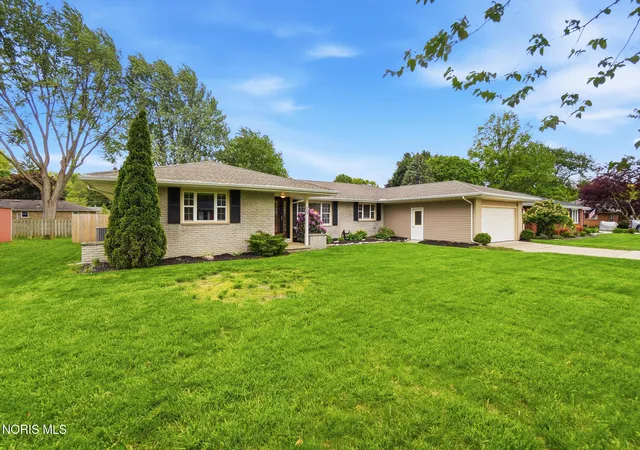 Homes for sale in Bowling Green, OH | 923 Lyn Rd, Bowling Green, OH 43402 | MLS# 10007211