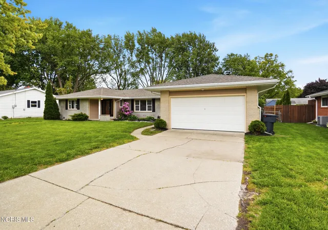 Homes for sale in Bowling Green, OH | 923 Lyn Rd, Bowling Green, OH 43402 | MLS# 10007211