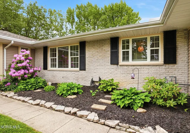 Homes for sale in Bowling Green, OH | 923 Lyn Rd, Bowling Green, OH 43402 | MLS# 10007211