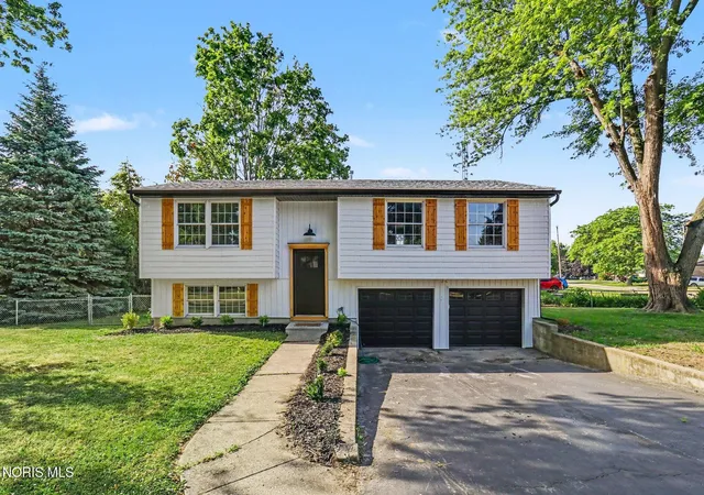 Photo 2 of Single family home for sale at 2912 Northshore Dr, Toledo, OH 43611 | MLS# 10007235 | Listing updated on 2026-08-27