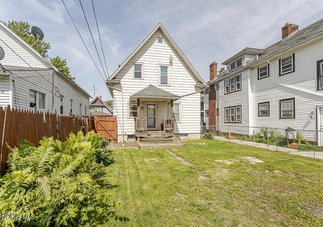 Homes for sale in Toledo, OH | 701 Thomas St, Toledo, OH 43609 | MLS# 10007241