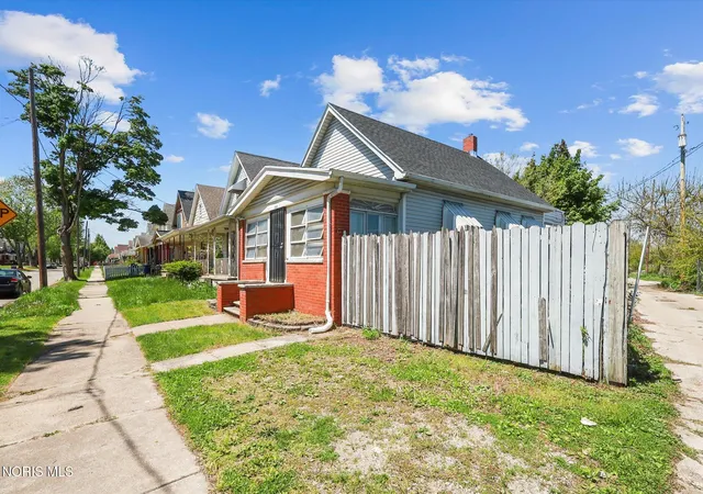 Photo 3 of Single family home for sale at 113 E Hudson St, Toledo, OH 43608 | MLS# 10007396 | Listing updated on 2026-07-10