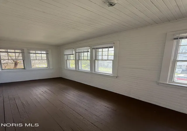Listing Photo 2 - Condo for sale in building located at 329 E Lake St, Toledo, OH 43608 - Unit #
