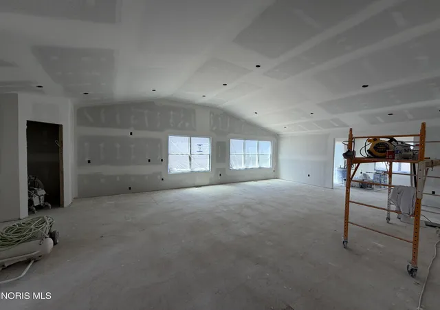 Photo 3 of Single family home for sale at 5037 Easton Dr, Oregon, OH 43616 | MLS# 10007751 | Listing updated on 2026-05-26