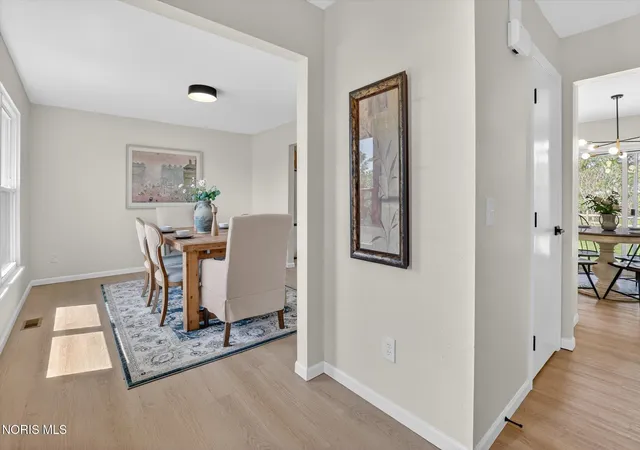 Photo 3 of Single family home for sale at 30 Springcove Ln, Holland, OH 43528 | MLS# 10007840 | Listing updated on 2026-06-30