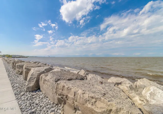 Homes for sale in Port Clinton, OH | 158 Clinton Reef Dr #158, Port Clinton, OH 43452 | MLS# 10007865