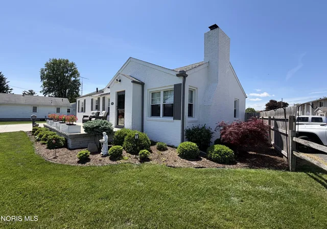 Photo 3 of Sale Pending at 2603 Shoreland Ave, Toledo, OH 43611 | MLS# 10008101 | Listing updated on 2026-07-29
