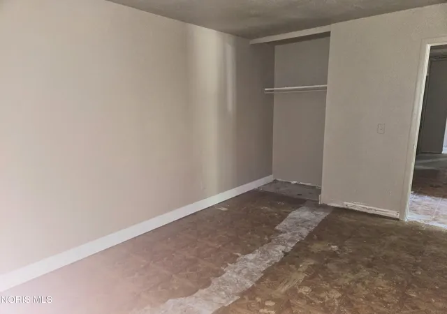 Listing Photo 2 - Condo for sale in building located at 3056 Chase St, Toledo, OH 43611 - Unit #