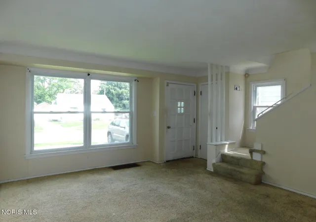 2nd image of 3235 Beaumont Dr, Toledo, OH 43608 | MLS# 10008299