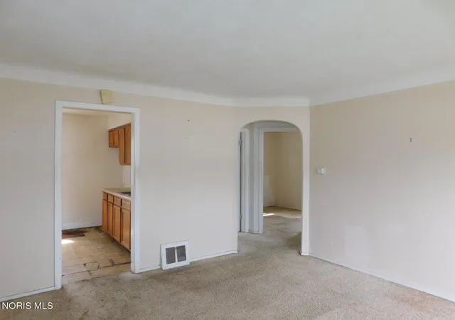 4th image of 3235 Beaumont Dr, Toledo, OH 43608 | MLS# 10008299