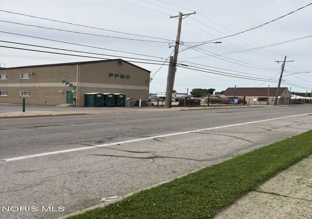 Condo for sale in building located at 5912 Edgewater Dr, Toledo, OH 43611 - Unit #
