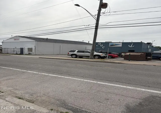 Condo for sale in building located at 5912 Edgewater Dr, Toledo, OH 43611 - Unit #