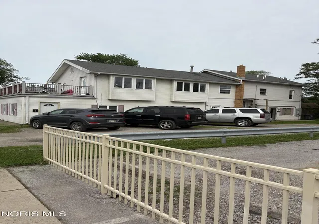 Condo for sale in building located at 5912 Edgewater Dr, Toledo, OH 43611 - Unit #