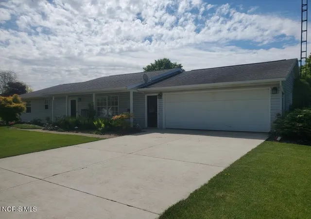 Homes for sale in Tiffin, OH | 3900 Blue Bird Ct, Tiffin, OH 44883 | MLS# 10008481