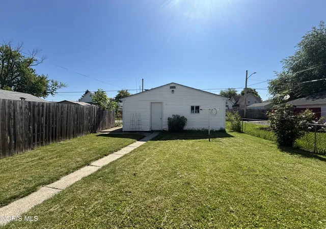 Photo 3 of Single family home for sale at 227 Valleywood Dr, Toledo, OH 43605 | MLS# 10008482 | Listing updated on 2026-06-22