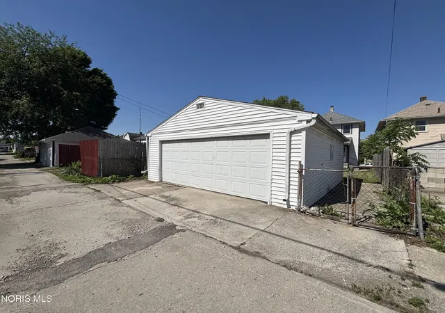 Photo 4 of Single family home for sale at 227 Valleywood Dr, Toledo, OH 43605 | MLS# 10008482 | Listing updated on 2026-06-22