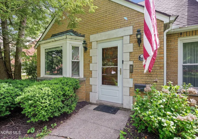 Photo 3 of Single family home for sale at 2806 Meadowwood Dr, Toledo, OH 43606 | MLS# 10008971 | Listing updated on 2026-09-11