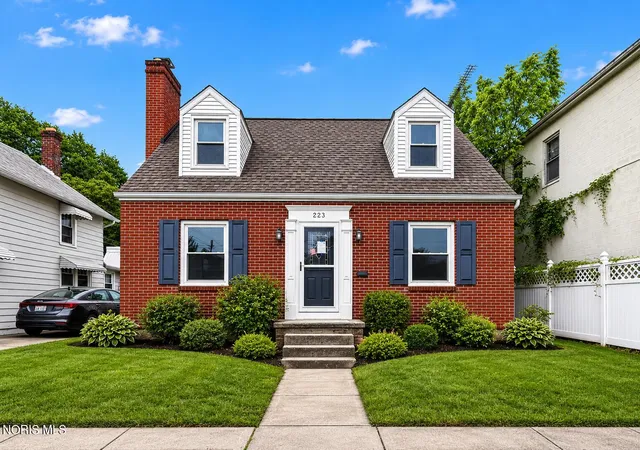 Homes for sale in Fostoria, OH | 223 Summit St, Fostoria, OH 44830 | MLS# 10008573