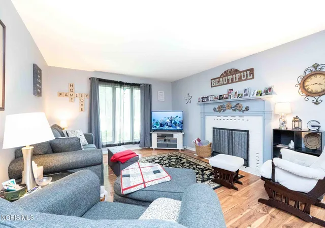 Listing Photo 3 - Condo for sale in building located at 1932 Queenswood Dr, Findlay, OH 45840