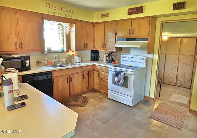 Homes for sale in Edon, OH | 7563 County Road 2, Edon, OH 43518 | MLS# 10008713