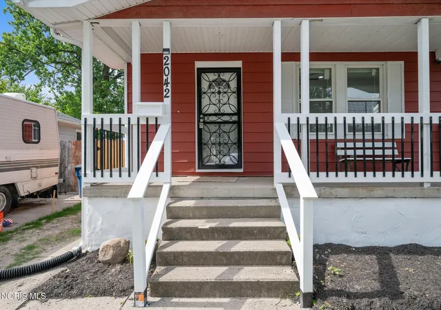 Photo 3 of Sale Pending at 2042 Airline Ave, Toledo, OH 43609 | MLS# 10008691 | Listing updated on 2026-07-23