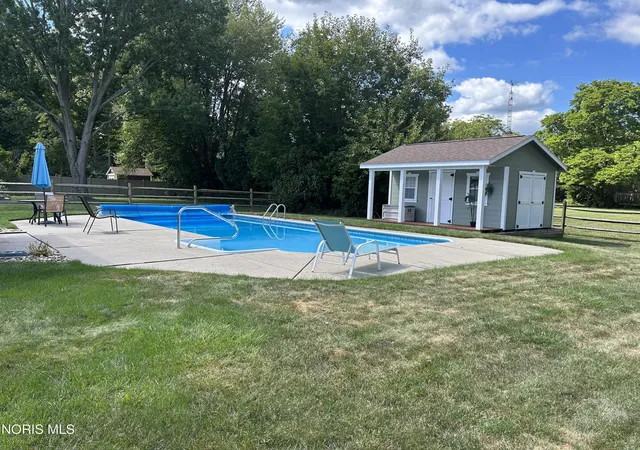 Photo 3 of Single family home for sale at 2338 Cedarwood Dr, Maumee, OH 43537 | MLS# 10008715 | Listing updated on 2026-06-22