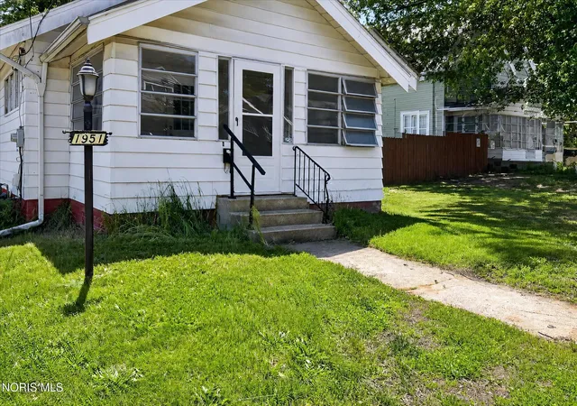Homes for sale in Toledo, OH | 1951 Loxley Rd, Toledo, OH 43613 | MLS# 10008740
