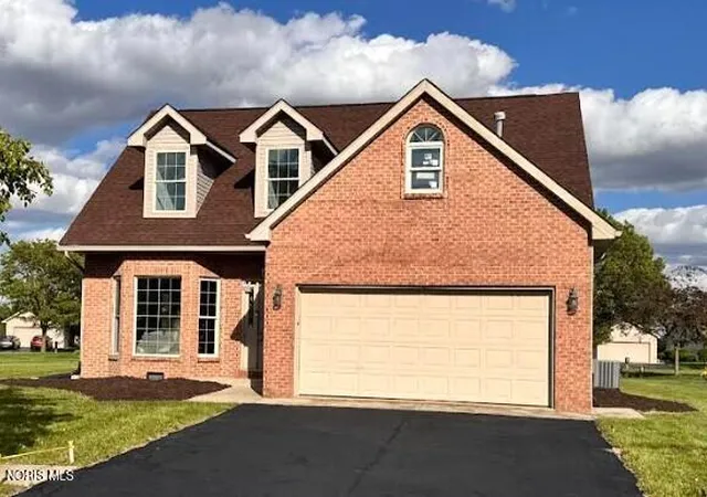Homes for sale in Fostoria, OH | 1302 Wedgewood Dr, Fostoria, OH 44830 | MLS# 10008761
