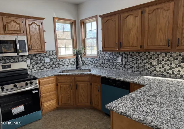 Homes for sale in Fostoria, OH | 1302 Wedgewood Dr, Fostoria, OH 44830 | MLS# 10008761