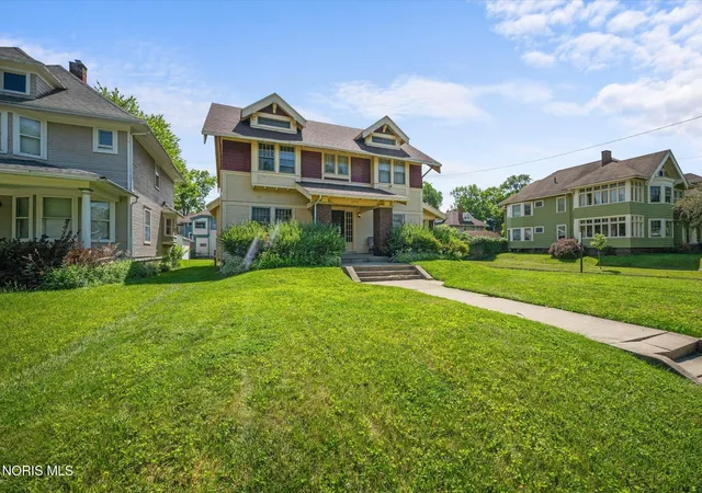 Photo 3 of Single family home for sale at 2702 Scottwood Ave, Toledo, OH 43610 | MLS# 10008791 | Listing updated on 2026-07-27