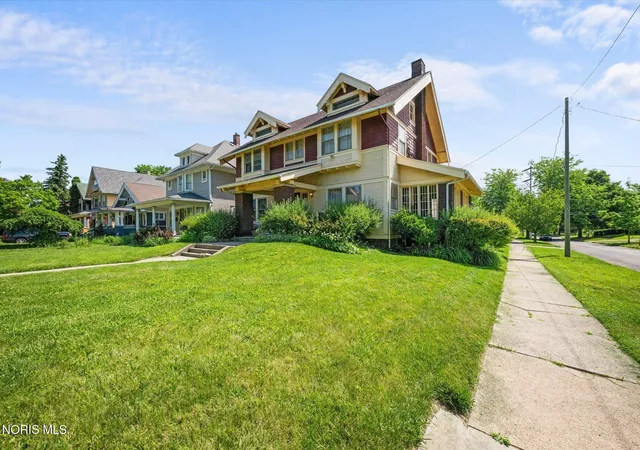 Photo 3 of Single family home for sale at 2702 Scottwood Ave, Toledo, OH 43610 | MLS# 10008791 | Listing updated on 2026-07-27