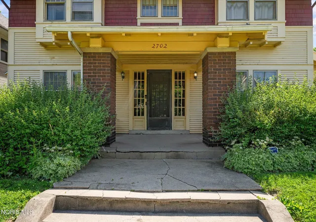 Photo 4 of Single family home for sale at 2702 Scottwood Ave, Toledo, OH 43610 | MLS# 10008791 | Listing updated on 2026-07-27