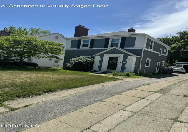 Photo 2 of Sale Pending at 2923 Sherbrooke Rd, Toledo, OH 43606 | MLS# 10008812 | Listing updated on 2026-09-24