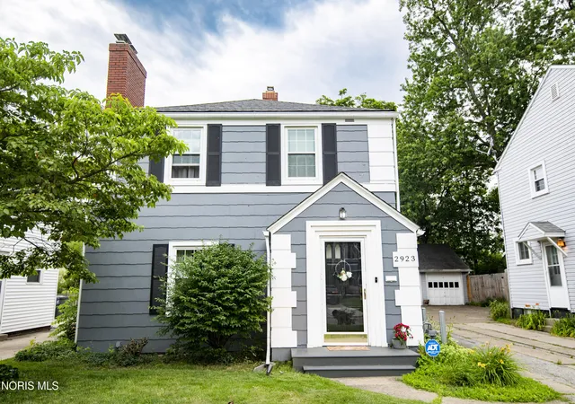 Photo 3 of Sale Pending at 2923 Sherbrooke Rd, Toledo, OH 43606 | MLS# 10008812 | Listing updated on 2026-09-24