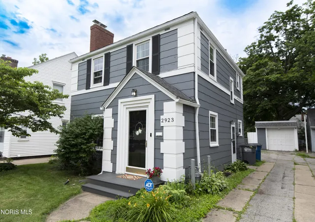 Photo 3 of Sale Pending at 2923 Sherbrooke Rd, Toledo, OH 43606 | MLS# 10008812 | Listing updated on 2026-09-24