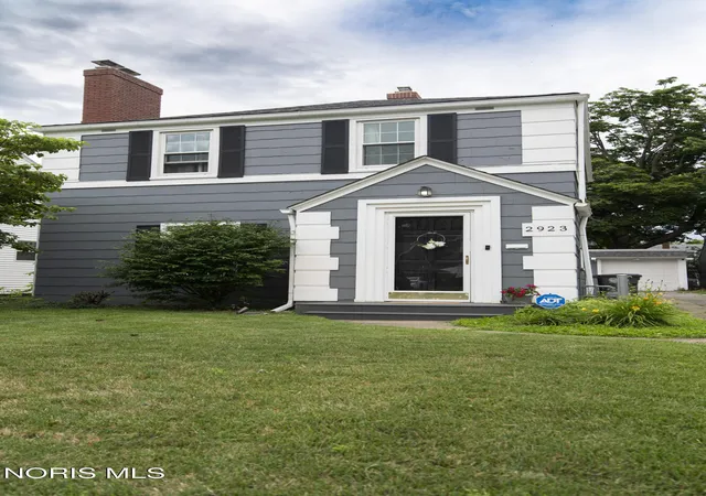 Photo 4 of Sale Pending at 2923 Sherbrooke Rd, Toledo, OH 43606 | MLS# 10008812 | Listing updated on 2026-09-24