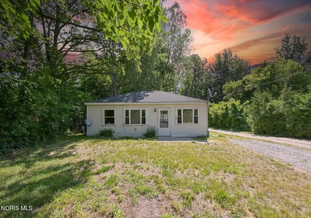 Homes for sale in Swanton, OH | 2320 County Road 2, Swanton, OH 43558 | MLS# 10008819