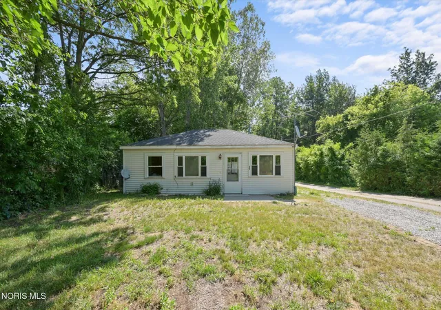 Homes for sale in Swanton, OH | 2320 County Road 2, Swanton, OH 43558 | MLS# 10008819