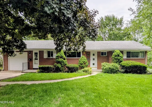 Homes for sale in Bowling Green, OH | 814 N Grove St, Bowling Green, OH 43402 | MLS# 10008844