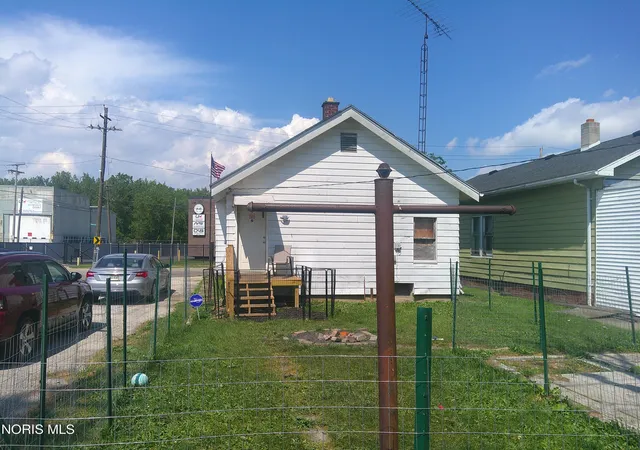 Photo 3 of Single family home for sale at 729 Chicago St, Toledo, OH 43611 | MLS# 10008872 | Listing updated on 2026-06-08