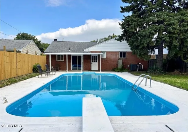 2nd image of 358 Crestway Dr, Oregon, OH 43616 | MLS# 10009024