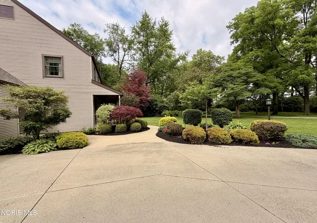 Homes for sale in Fremont, OH | 27 Ridge Dr, Fremont, OH 43420 | MLS# 10008981