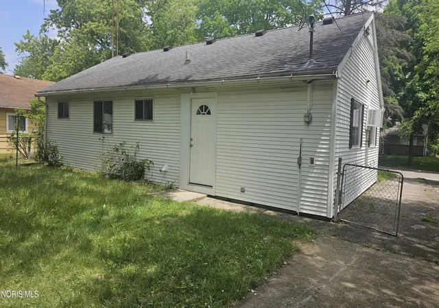 Homes for sale in Toledo, OH | 401 Dickens Dr, Toledo, OH 43607 | MLS# 10009009