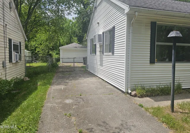 Homes for sale in Toledo, OH | 401 Dickens Dr, Toledo, OH 43607 | MLS# 10009009