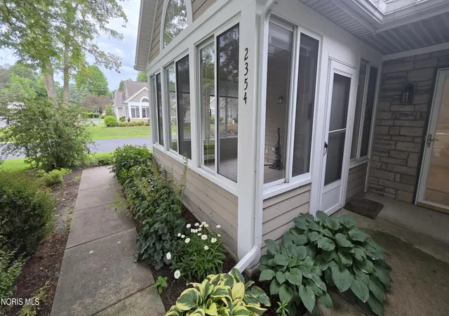 3rd image of 2354 Whispering Pines Dr, Toledo, OH 43617 | MLS# 10009057