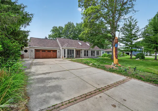 Photo 2 of Sale Pending at 207 Lakeview Dr, Bryan, OH 43506 | MLS# 10009021 | Listing updated on 2026-07-29