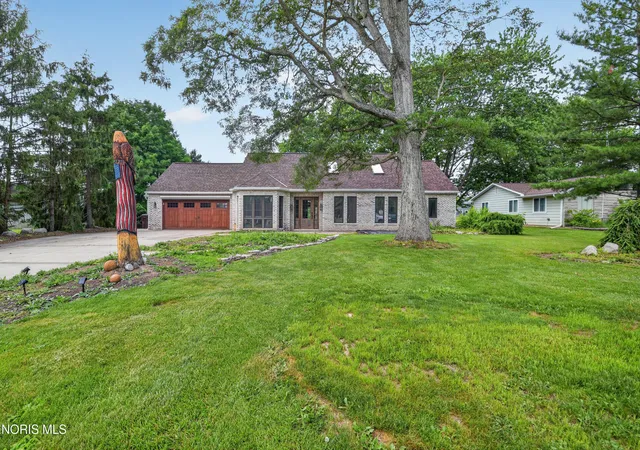 Photo 2 of Sale Pending at 207 Lakeview Dr, Bryan, OH 43506 | MLS# 10009021 | Listing updated on 2026-07-29