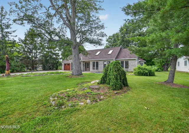 Photo 3 of Sale Pending at 207 Lakeview Dr, Bryan, OH 43506 | MLS# 10009021 | Listing updated on 2026-07-29
