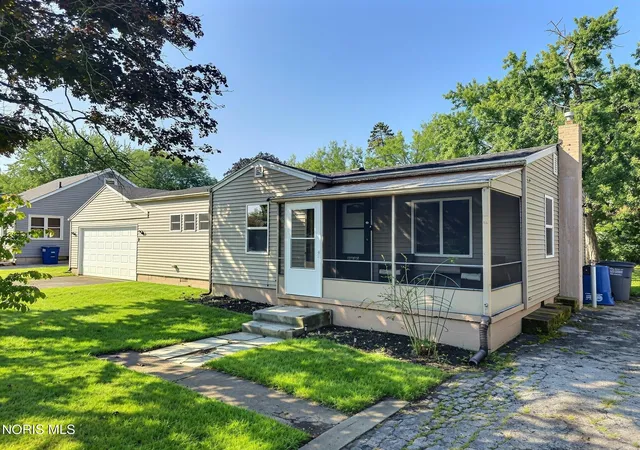 Photo 3 of Single family home for sale at 2930 Indianola Dr, Toledo, OH 43614 | MLS# 10009053 | Listing updated on 2026-08-31