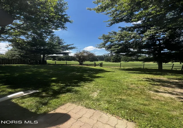 Homes for sale in Toledo, OH | 1694 Pinelawn Dr, Toledo, OH 43614 | MLS# 10009085